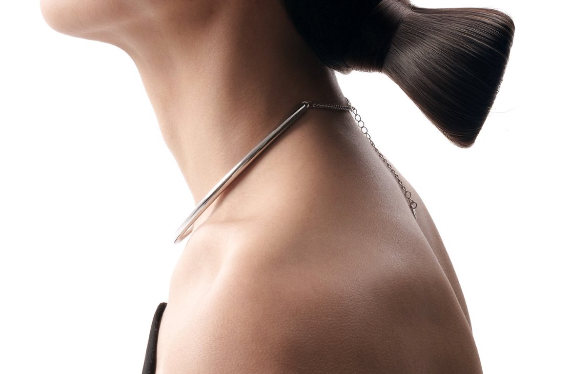 Nuque et collier, chignon